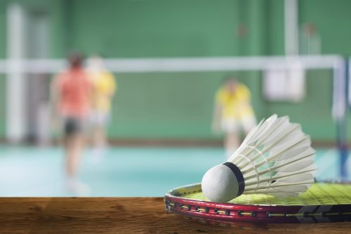 enfants-jouant-au-badminton
